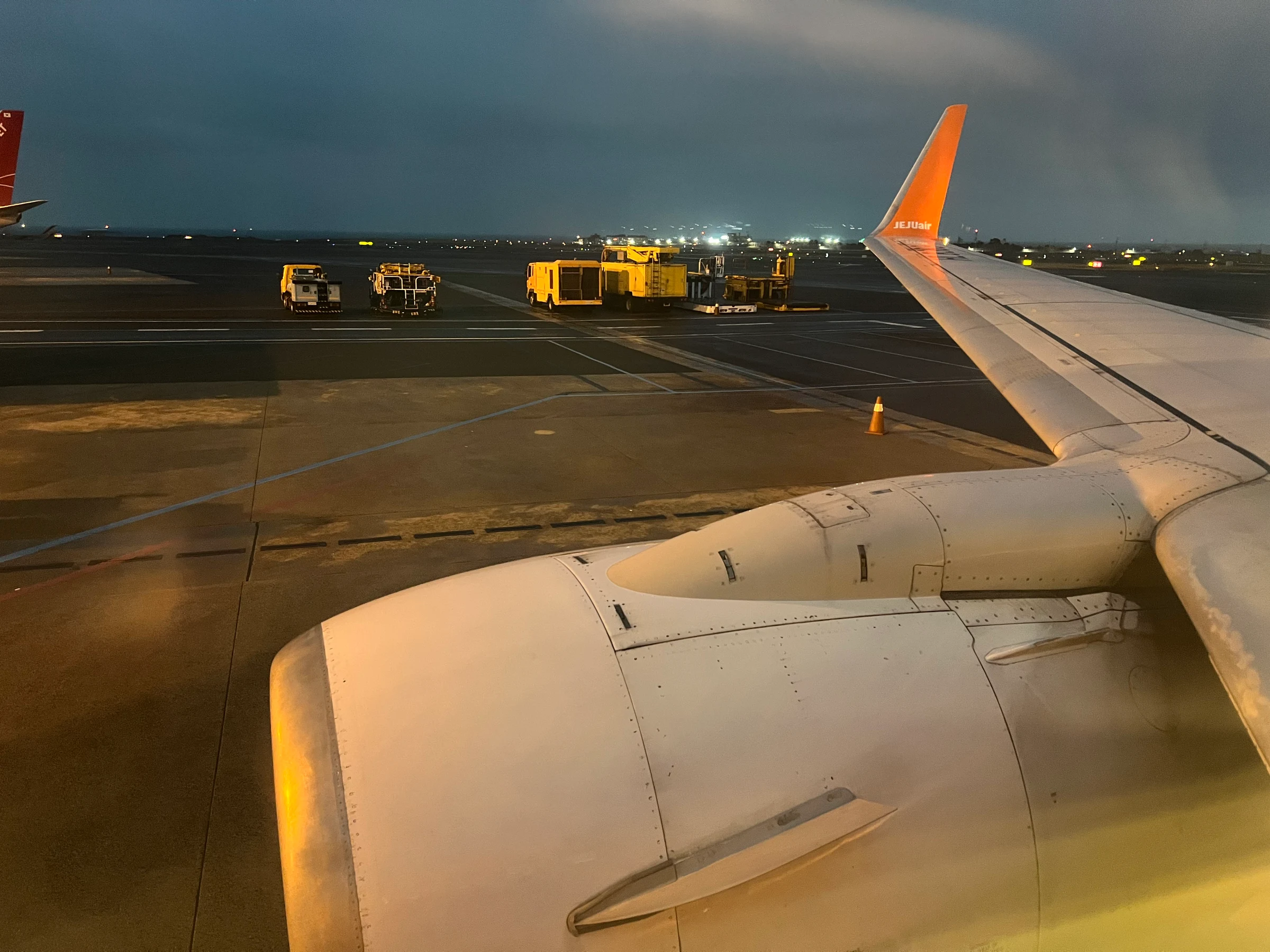 오묘한 색의 제주공항